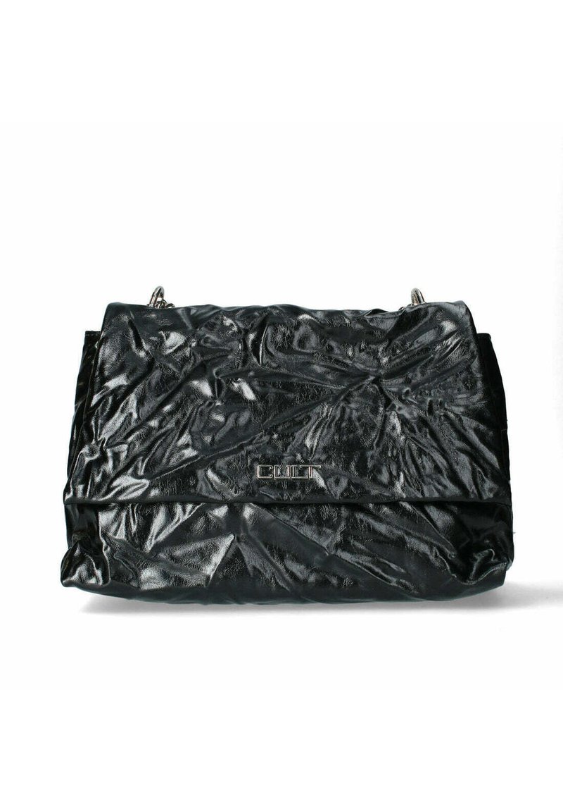 Borsa a tracolla nera in materiale sintetico con una texture screpolata, hardware argentato e chiusura a pattina magnetica, caratterizzata da una forma rettangolare elegante.