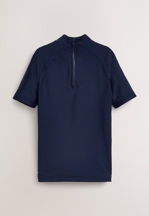 Mörkblå kortärmad badtröja med hög krage och dragkedja baktill. Tillverkad av mjukt, stretchigt material med platta sömmar.