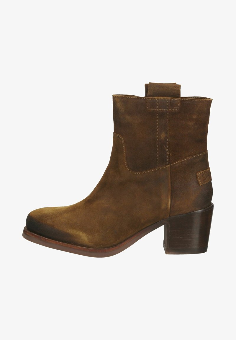 Botte mi-mollet en daim brun avec un bout arrondi, une languette de traction en haut et un talon bloc empilé, vue du côté extérieur.