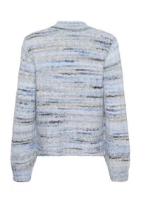 Pehmeast kudumistest sinise, halli ja valge tooni kampsun pikkae varrukatega, millel on põimitud mansetid ja krae, nähtaval seljatoel.