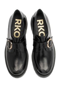 Czarne, wypolerowane skórzane loafersy z złotymi klamrami i widocznym wewnątrz butów złotym nadrukiem "RIKO".