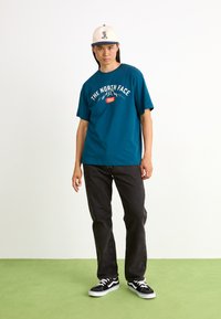 The North Face M VARSITY GRAPHIC RELAXED SS TEE - Triko s potiskem - midnight petrol
