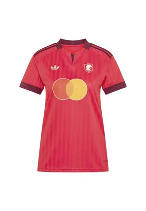 Maglia da calcio rossa con colletto scuro e bordi delle maniche, logo Adidas sul petto destro, stemma del leone a sinistra e logo Mastercard al centro davanti.