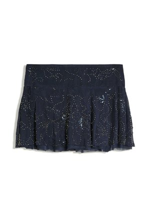 Jupe plissée bleu marine foncé avec des embellissements en sequins et perles créant un motif subtil en spirale sur une superposition de tissu transparent.