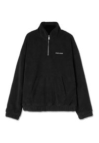 Sudadera de forro polar negra con media cremallera, cuello alzado, bolsillo tipo canguro en el frente y logotipo "PEGADOR" en el pecho.