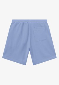 Shorts en tissu texturé bleu clair avec taille élastique et une seule poche arrière carrée du côté droit.