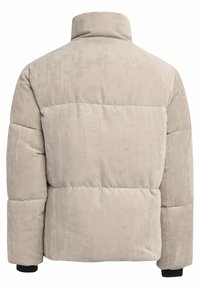 Beige corduroy pufferjack met een hoge kraag, met verticale ribbeltextuur, een geborduurd patroon en elastische manchetten. Alleen achteraanzicht.