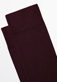 Bordeaux knæstrømper med ribbet tekstur og elastisk kant, der har en glat finish uden synlige mønstre eller detaljer.