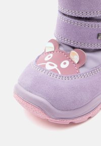 Cizmă din suede violet cu un design în formă de față de urs roz pe vârf, având două bretele ajustabile și un talpă texturată roz.