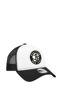 Schwarz-weiße Trucker-Kappe mit einem runden Schirm, die ein rundes Brooklyn-Logo-Patch auf der Vorderseite und Netzseitenteile hat.