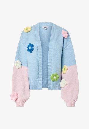 Paksust heegeldatud kardigan helesinise kehaga ja roosade varrukatega, kaunistatud esiküljel ja varrukatel mitmevärviliste 3D heegeldatud lilleaplikatsioonidega.