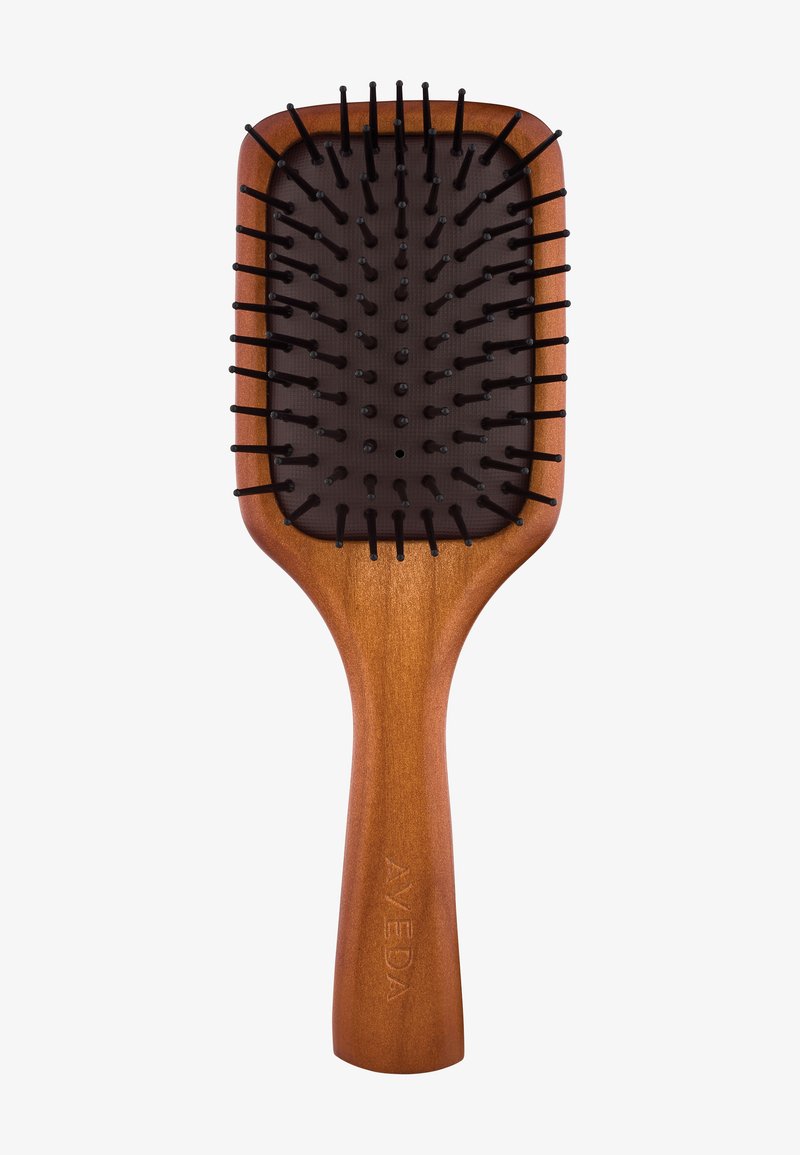 Spazzola per capelli con manico in legno, base in gomma marrone, setole in plastica nera e impugnatura ergonomica con logo in rilievo.