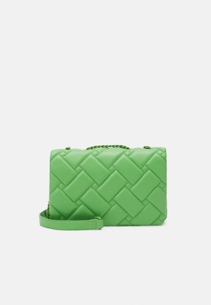 Groene gevlochten leren crossbodytas met een rechthoekige vorm, voorzien van een handvat met kettingaccenten en een afneembare schouderriem.