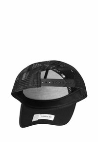 Schwarze Baseballmütze mit gebogenem Schild, Netzrücken und verstellbarem Schnappverschluss. Das Innere zeigt ein hellgraues Futter und Etikettendetails.