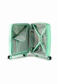 Valise rigide vert menthe à finition texturée, compartiments zippés et sangles croisées, équipée de quatre roues pivotantes pour une meilleure mobilité.