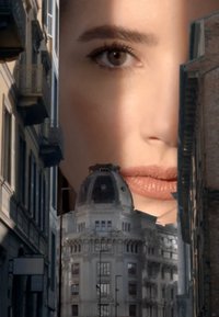 Un gros plan du visage d'une femme se mélange avec une vue de la ville, mettant en avant un bâtiment beige avec un dôme et des détails complexes encadré par de grands bâtiments étroits.