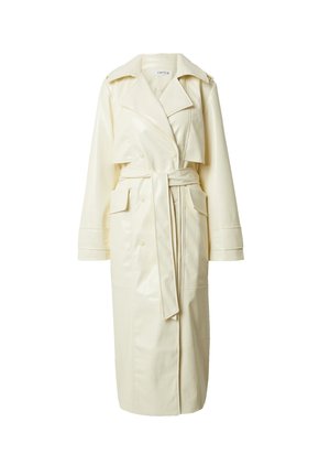 Cremefarbener Kunstleder-Trenchcoat mit tailliertem Gürtel, breiten Revers, doppelter Knopfleiste und zwei vorderen Taschen, knielanges Design.