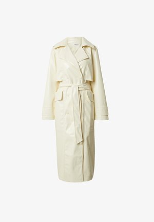 Cremefarbener Kunstleder-Trenchcoat mit tailliertem Gürtel, breiten Revers, doppelter Knopfleiste und zwei vorderen Taschen, knielanges Design.