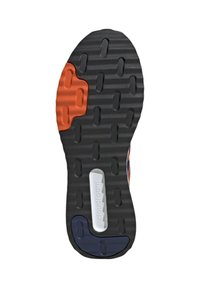 Suela de zapato negra con parches de agarre en naranja y marino, patrón de tacos y un inserto blanco etiquetado "cloudfoam" en el centro.