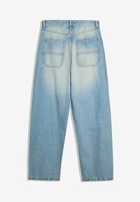 Svetlo modre kavbojke iz denima z dvema zadnjima žepoma, visokim pasom in ravnimi hlačnicami, položene na ravno belo ozadje.