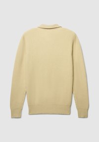 Strickpullover in Hellgelb, mit gerippter Textur, Kragen und langen Ärmeln mit engen Bündchen.