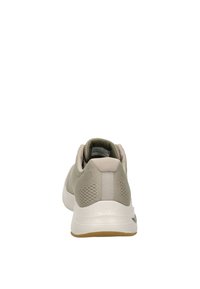 Zapatilla deportiva de color gris claro con una parte superior de malla texturizada, entresuela blanca acolchada y suela de goma marrón. Diseño minimalista y aerodinámico.
