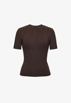 Brązowa dopasowana koszulka z krótkim rękawem, wykonana z miękkiego materiału, z okrągłym dekoltem i kontrastowym szwem na środku przodu.