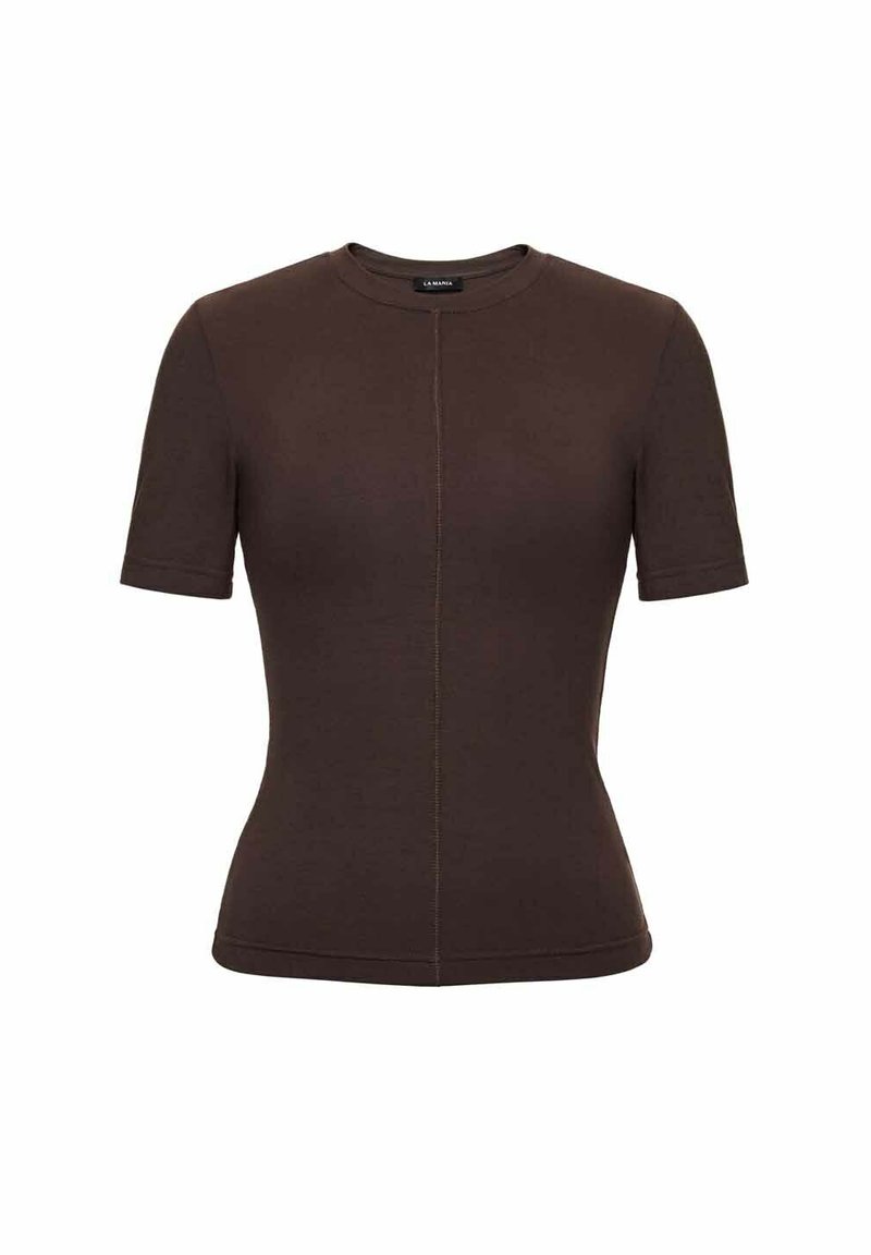 Brązowa dopasowana koszulka z krótkim rękawem, wykonana z miękkiego materiału, z okrągłym dekoltem i kontrastowym szwem na środku przodu.