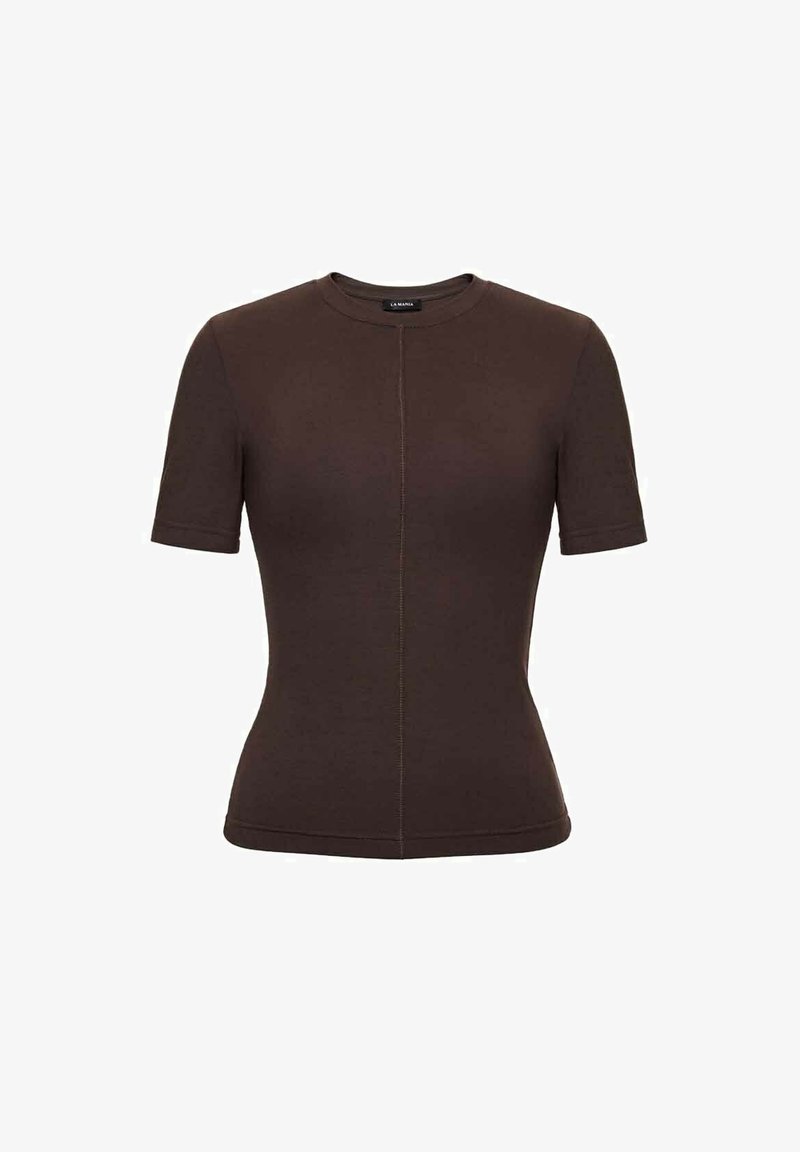 Brązowa dopasowana koszulka z krótkim rękawem, wykonana z miękkiego materiału, z okrągłym dekoltem i kontrastowym szwem na środku przodu.