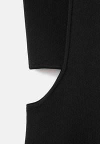 Czarna prążkowana tkanina o gładkiej fakturze, z wycięciem. Projekt obejmuje okrągły dekolt i dopasowaną sylwetkę.