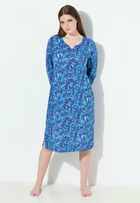 Abito floreale blu con scollatura a V, maniche lunghe e spacchi laterali. Tessuto morbido, caratterizzato da intricati motivi di foglie e perline.