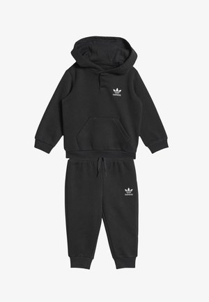 HK7454 . - Survêtement - black