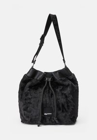 Borsa a secchiello in ecopelliccia nera con parte superiore in pelle liscia, chiusura con coulisse e tracolla regolabile con logo stampato.