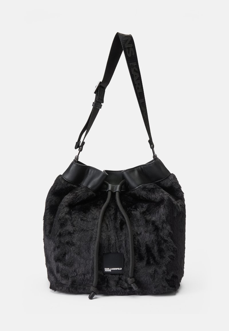 Borsa a secchiello in ecopelliccia nera con parte superiore in pelle liscia, chiusura con coulisse e tracolla regolabile con logo stampato.