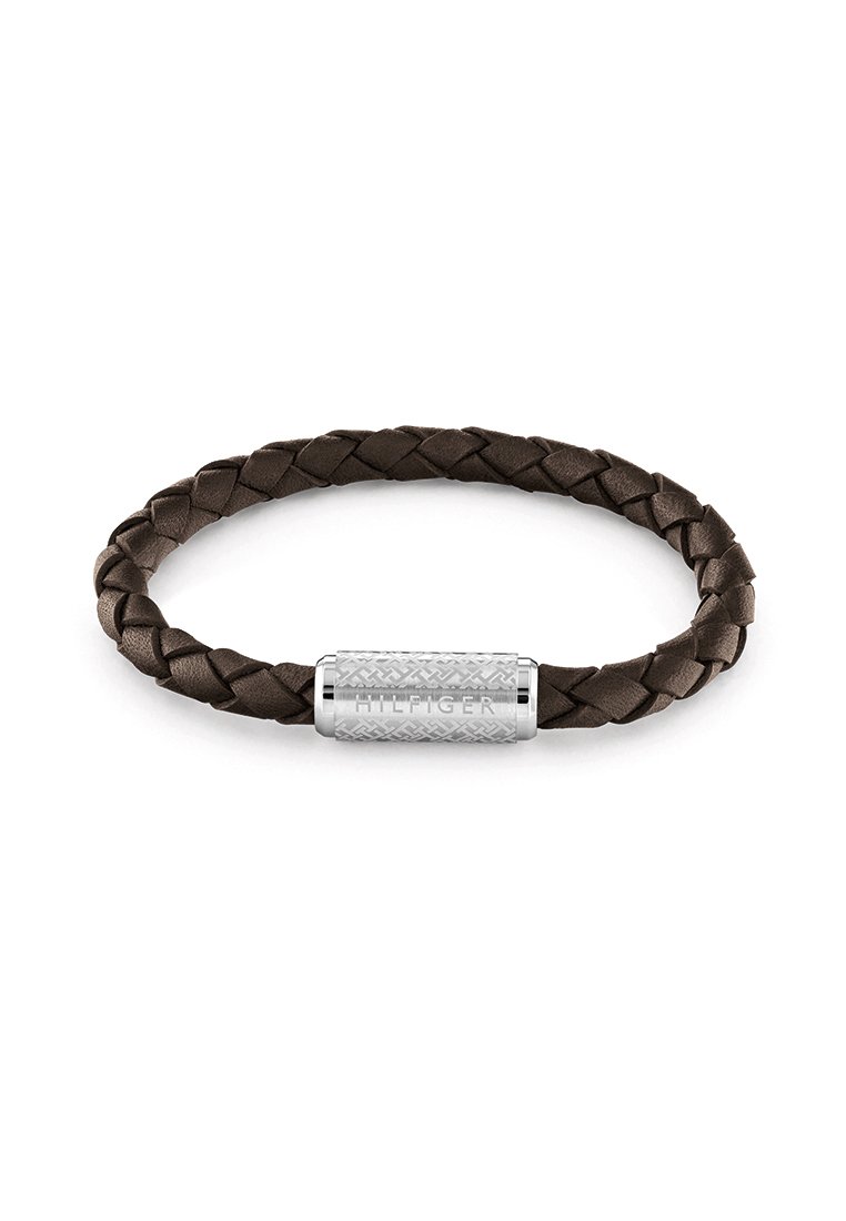 Bruine gevlochten lederen armband met een cilindrische metalen sluiting van zilver, met gestructureerde details en gegraveerde branding.