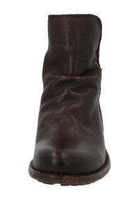 Bottine en cuir marron avec une texture douce et plissée et un bout arrondi. Semelle robuste avec un léger motif de crantage. Pas de matériel ou d'ornements visibles.