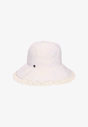 Cappello secchiello bianco con scanalature orizzontali in rilievo e bordo della tesa lavorato a uncinetto, con un piccolo logo circolare scuro sul lato.