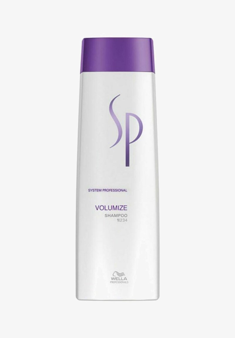 Hvid plastiksæbe flaske med en lilla hætte. Har "SP" logo, "VOLUMIZE" mærkat og Wella Professionals branding nederst.