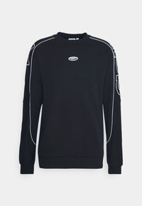 Sudadera negra de mezcla de algodón, con ribetes blancos en las mangas, cuello redondo y un pequeño logo en el pecho.