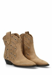 Botas tobilleras de ante beige con punta afilada, diseño en forma de ondas y ojales metálicos redondos. Cremallera lateral para facilitar el uso y un tacón bajo apilado.