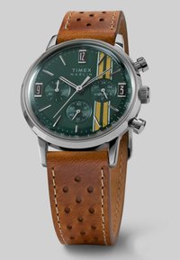 Timex Marlin Uhr mit grünem Zifferblatt, silberfarbenem Gehäuse, braunem perforiertem Lederarmband und gelben Akzenten; verfügt über einen Chronographen und eine Datumsanzeige.