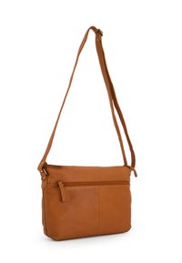 Sac à épaule en cuir marron avec une texture lisse, fermeture éclair en haut et poche extérieure avec fermeture éclair, doté d'une longue bandoulière réglable.