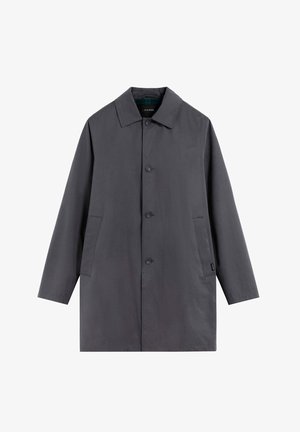 Manteau long gris avec fermeture à boutons, col pointu et poches latérales. Fabriqué en tissu lisse, il présente un design minimaliste.