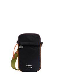 Črn najlon crossbody nahrbtnik z rjavim usnjenim obrobom, nastavljivim zelenim trakom, sprednjim žepom z zadrgo in oranžnim zadrgo za poteg. Logotip je jasno viden.