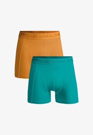 Twee boxershorts voor mannen in oranje en groenblauwe kleuren met elastische tailles die zijn voorzien van het merkembleem "MUCHACHOMALO".