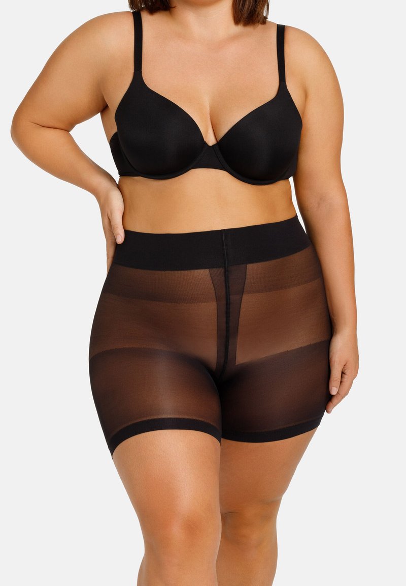 Czarny stanik z gładkimi miseczkami i regulowanymi ramiączkami w połączeniu z przezroczystymi czarnymi szortami modelującymi z szerokim pasem i warstwowym wzorem.