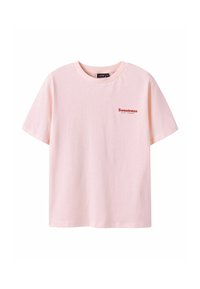 Camiseta de algodón rosa claro con mangas cortas y cuello redondo. Presenta un texto bordado en rojo que dice "Dulzura MANTENTE FRESCO" en la parte frontal.