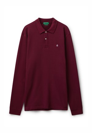 Polo de manga larga burdeos hecho de algodón, que presenta un cuello clásico, una tapeta de tres botones y un pequeño logo bordado en el pecho.
