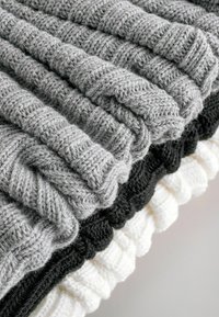 THE SET 3 PACK - REGULAR FIT - Ohrievače nôh - grey black ecru