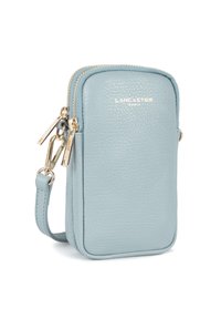 Pochette de téléphone en cuir bleu clair avec une surface texturée, quincaillerie dorée, double zip et une sangle ajustable pour le transport.